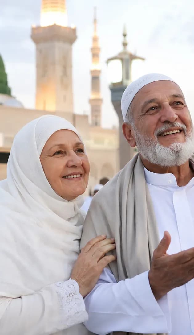 صورة تعبيرية لمعتمرَين كبار في السن